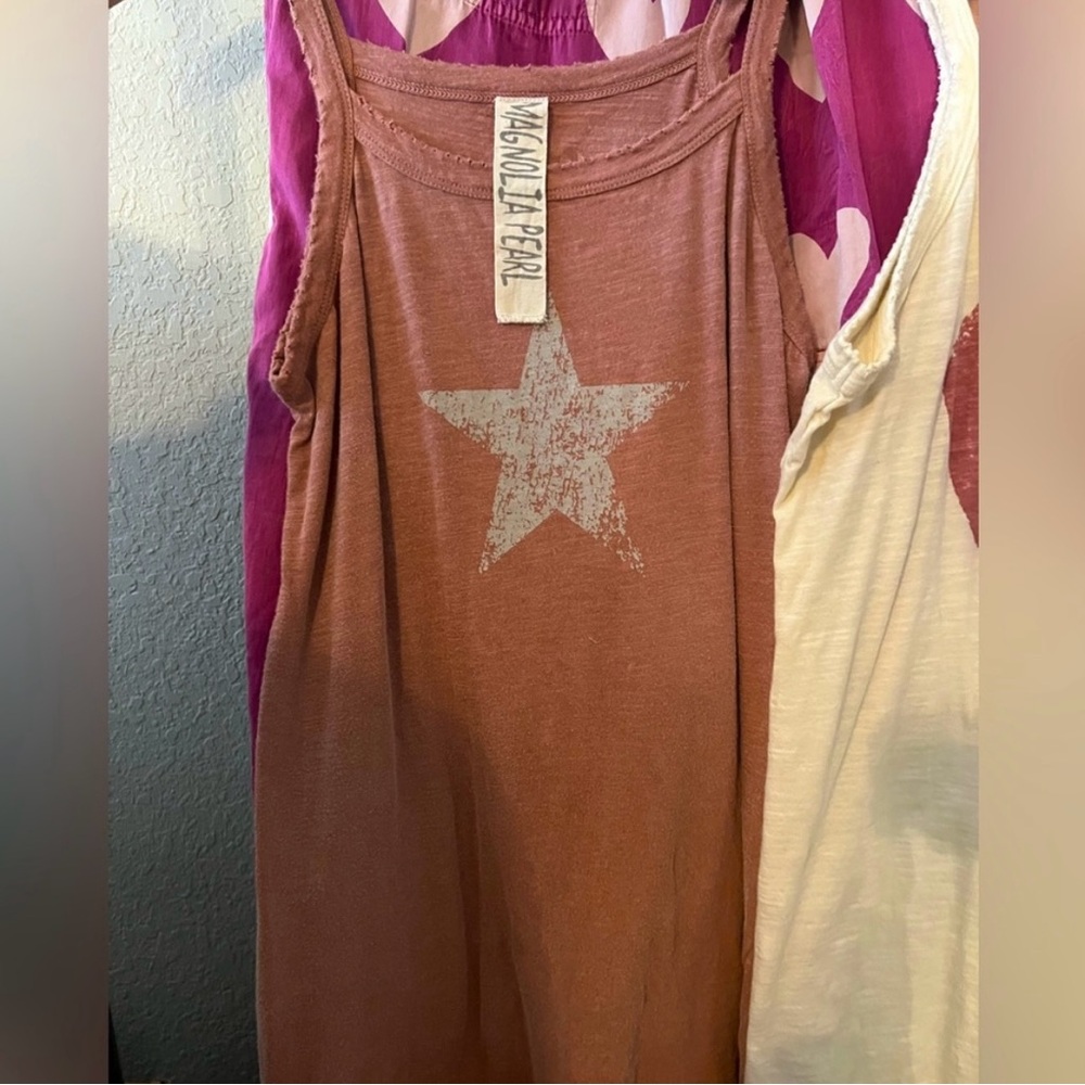 Magnolia Pearl Peachy Rust Star Graphic Tank
